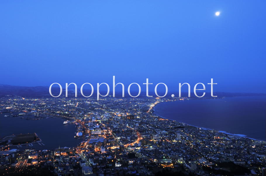 函館山と月